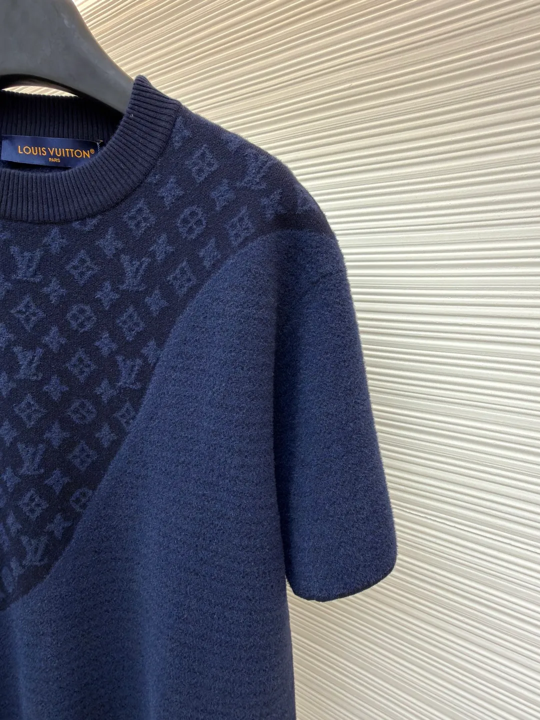 LOUIS VUITTON spliced jacquard knitted short-sleeve ●Original version: purchased and developed by 17276 ●Item number: 1681333-B10 ●Fabric: knitted fabric ●Technology: jacquard production ●Color: navy ●Version: fitted version ●Weight: about 470 grams ●Size: S-M-L-XL ●Description: This short-sleeved knitted crewneck combines Monogram Elements and velvety smooth horizontal stripes echo the flocked items from the 2025 spring and summer fashion show with their delicate texture. Pair it with matching shorts for a casual look, adding flexibility to brave adventurers this season. The overall wiring is straight and delicate, the fabric is comfortable and soft, and the color is consistent without color difference. It can be matched with the same style to create a fashionable look and control various occasions. Customized accessories, complete with three standards, same style for men and women!